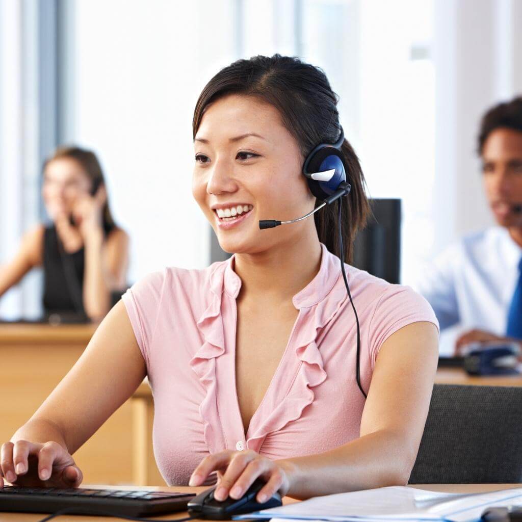 IT support outsourcing - Friendly customer service agent in call center