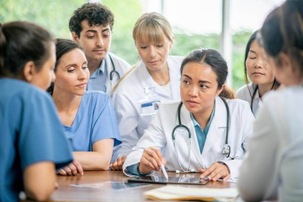 Medical students in training. Group of doctors learn from Senior doctors and nurses in medical school and do research. 