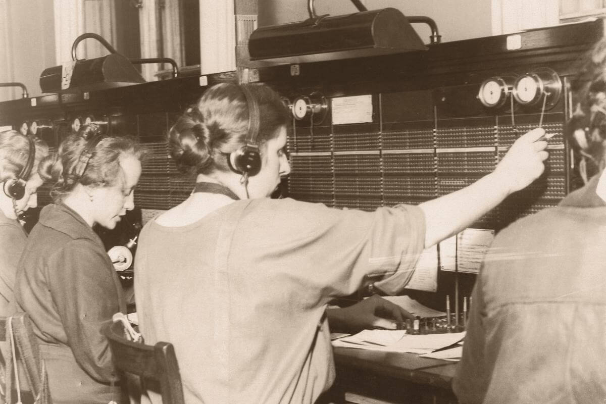 The Evolution of Ecommerce Call Centers - Female switchboard operators - history of call centers