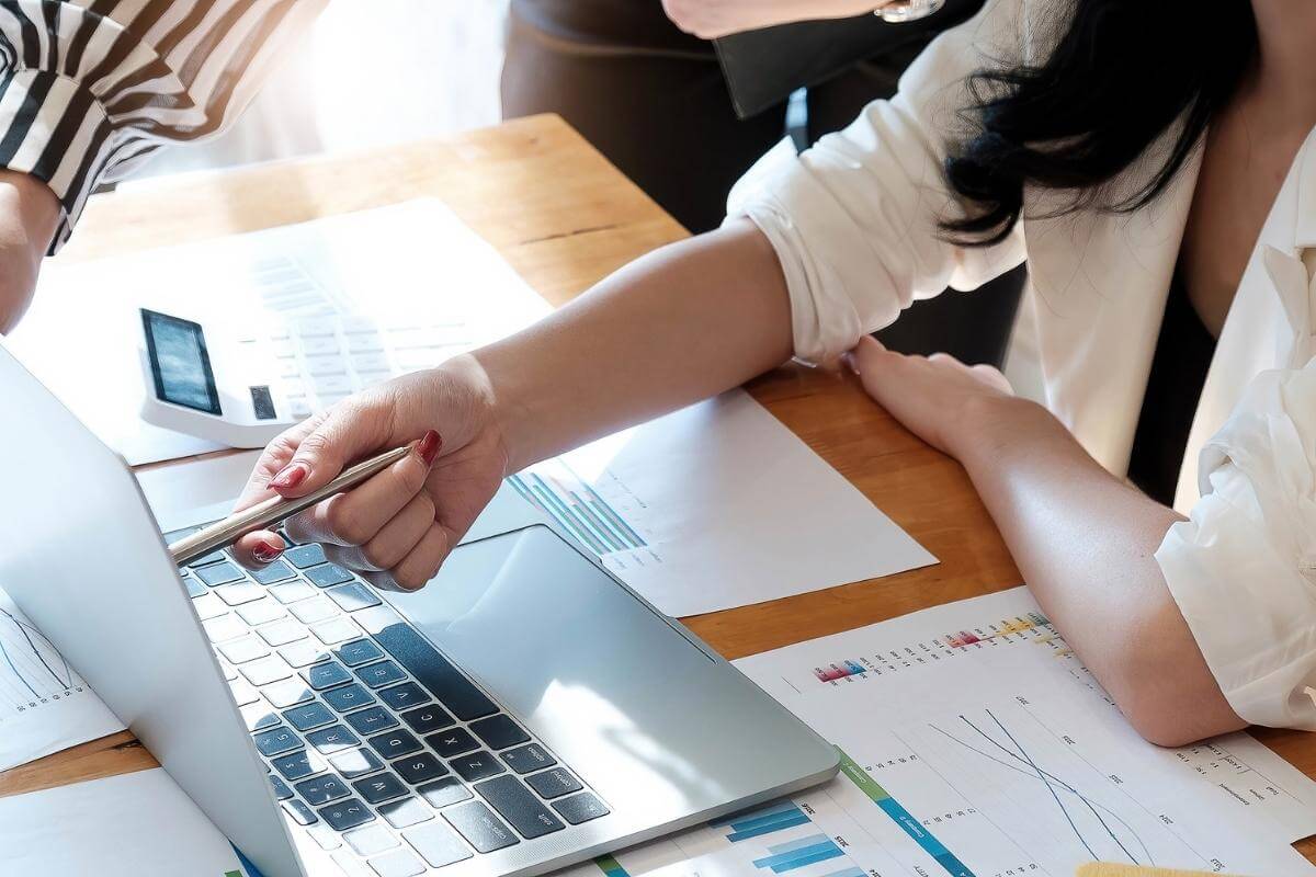 Differences Between Outsourced and In-house Bookkeeping and Accounting