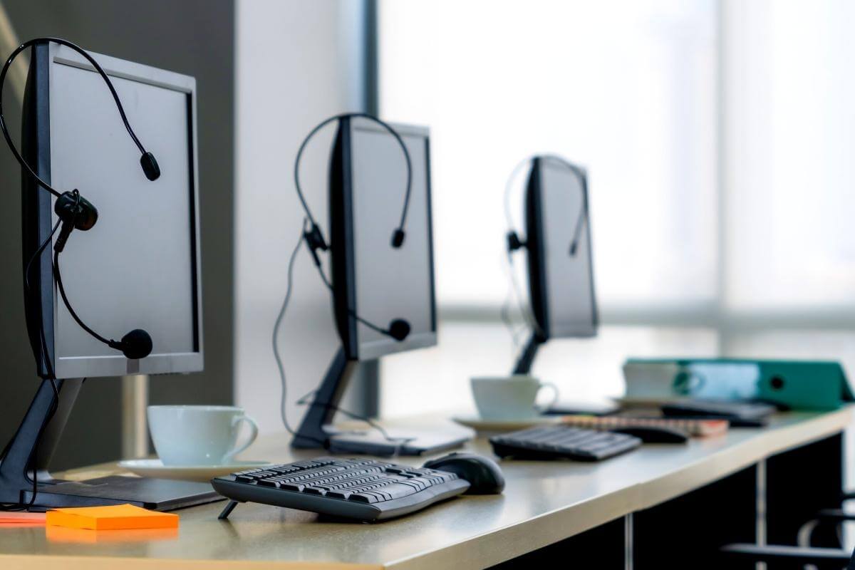 The Pros and Cons of Customer Support Outsourcing Services - Featured Image