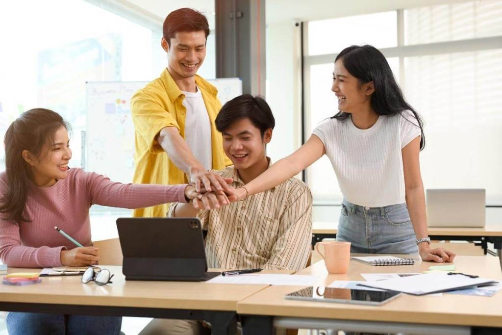 Benefits and Disadvantages of Outsourcing Customer Service