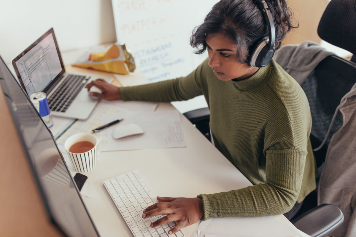 Image shot of an Asian remote desktop support tech assisting a caller