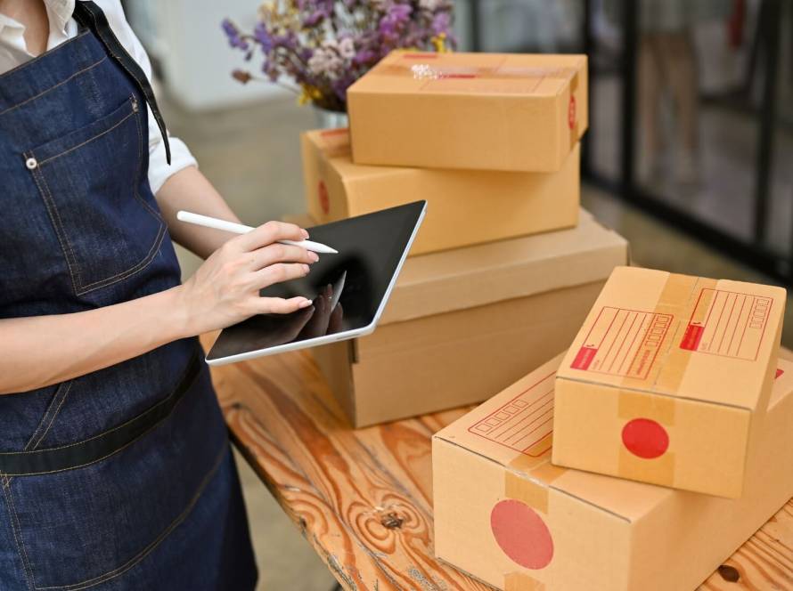 Outsourcing E-commerce Fulfillment - Featured Image