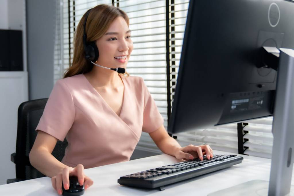 Philippines customer service outsourcing - featured Image_2196089345