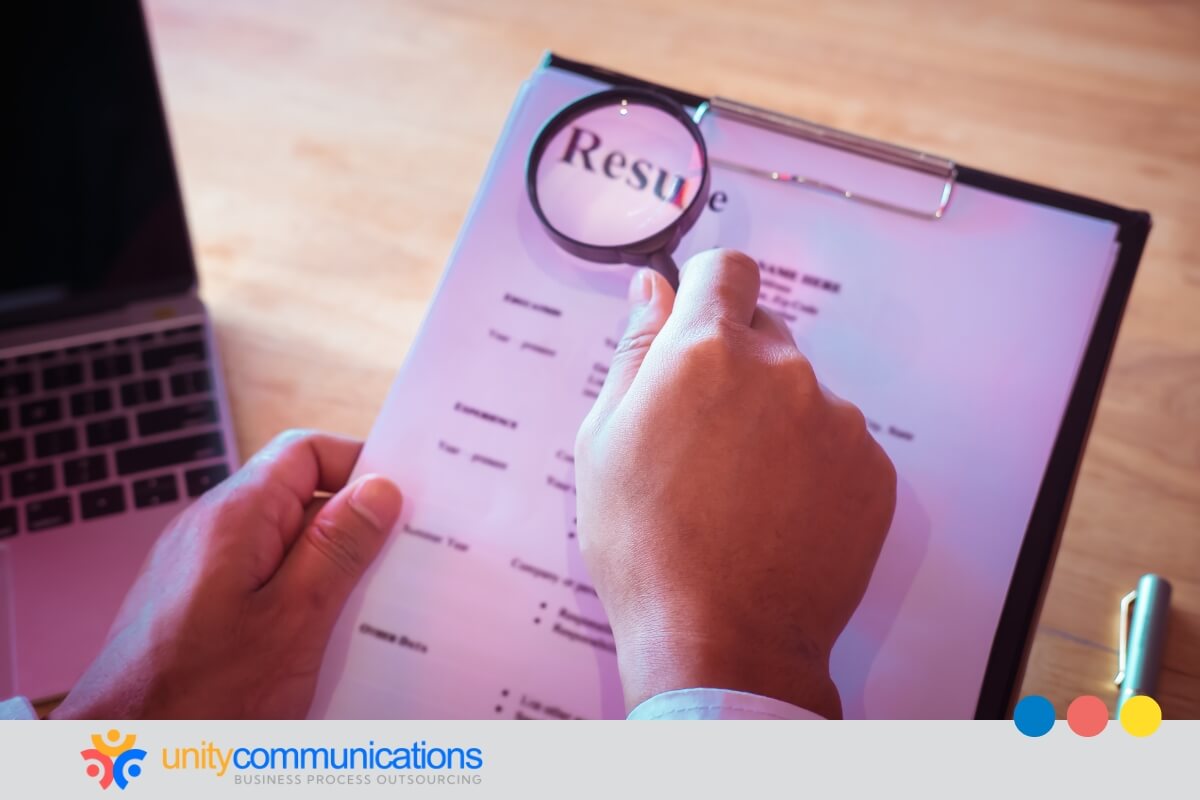 Outsourcing recruitment vs internal hiring - featured image