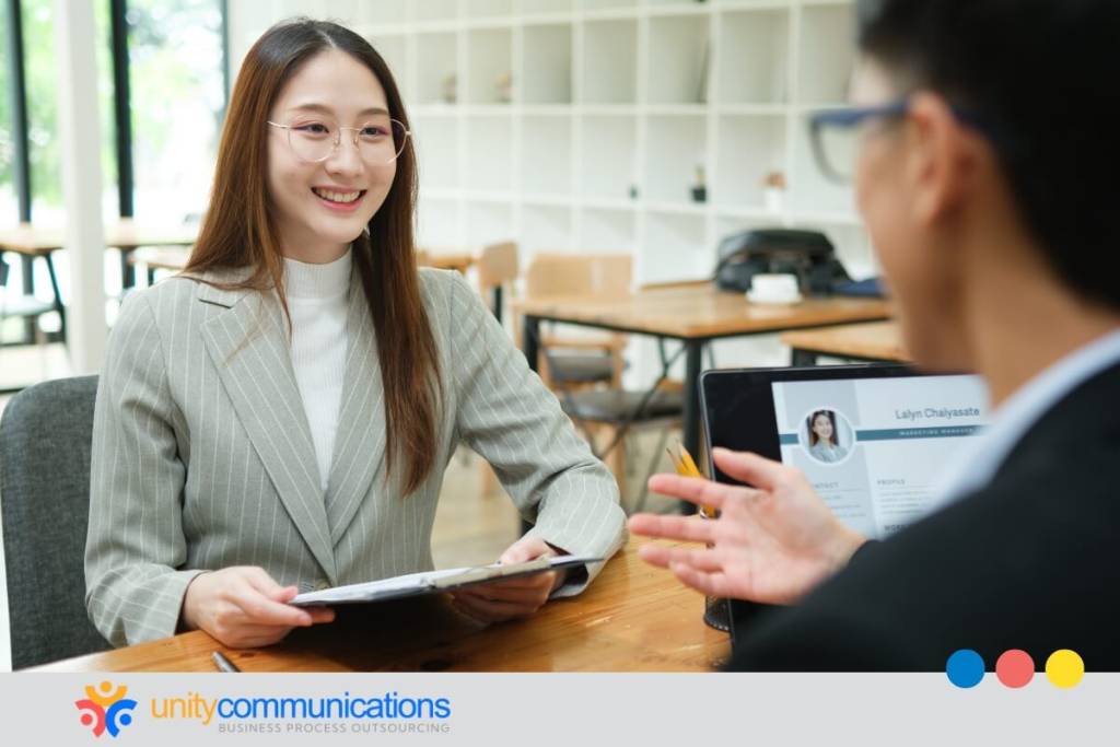 hire a virtual receptionist - featured image